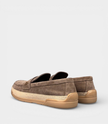 Деталь пряжки та логотипу Baldinini на бежевих замшевих лоферах Made in Italy