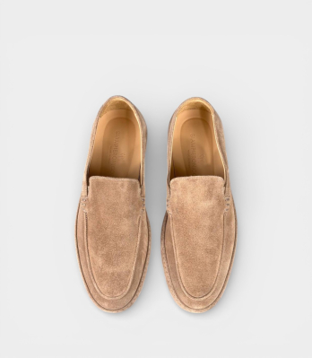 Вид зверху на пару замшевих лоферів Giampiero Nicola бежевих з устілкою