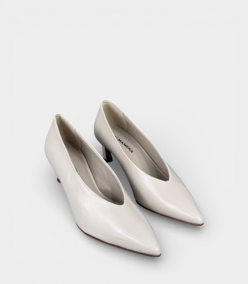 Жіночі шкіряні туфлі Halmanera на низькому каблуку бежеві, вид спереду