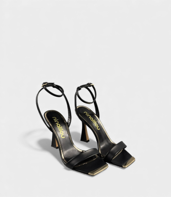 Пара чорних лакованих босоніжок Ninalilou на високому каблуці з ремінцем на щиколотці під кутом