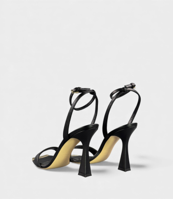 Задній вид босоніжок Ninalilou чорних лакованих з розширеним каблуком та пряжкою
