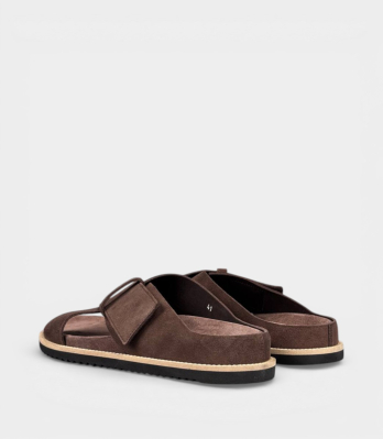 Деталь хрестоподібних ремінців та пряжок Sandals Factory на коричневих замшевих сандалях Made in Italy