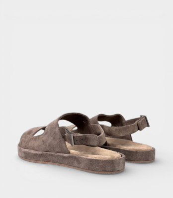 Деталь ремінців з пряжками Sandals Factory на бежевих замшевих сандалях Made in Italy