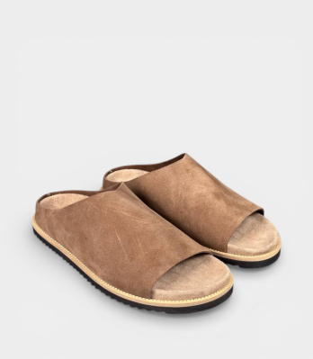 Деталь замшевої конструкції та устілки Sandals Factory на бежевих сабо Made in Italy