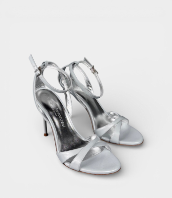 Жіночі сандалі Sergio Levantesi сріблясті з перехресними ремінцями фронтальний кут
