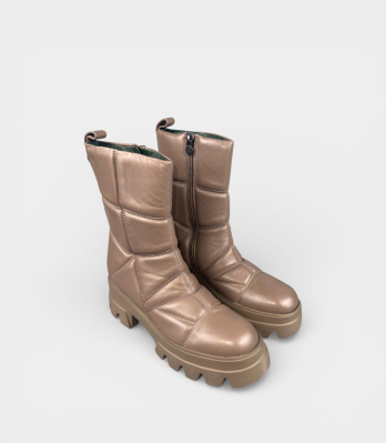 Пара жіночих чобіт STOKTON bronze quilted на білому фоні