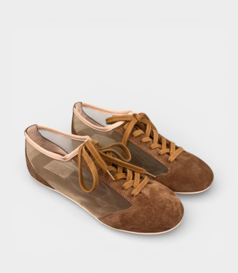 Кеди AGL жіночі замшеві кемел з шнурівкою пара на сірому фоні