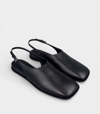 Сабо Premiatа жіночі чорні шкіряні пара на сірому фоні