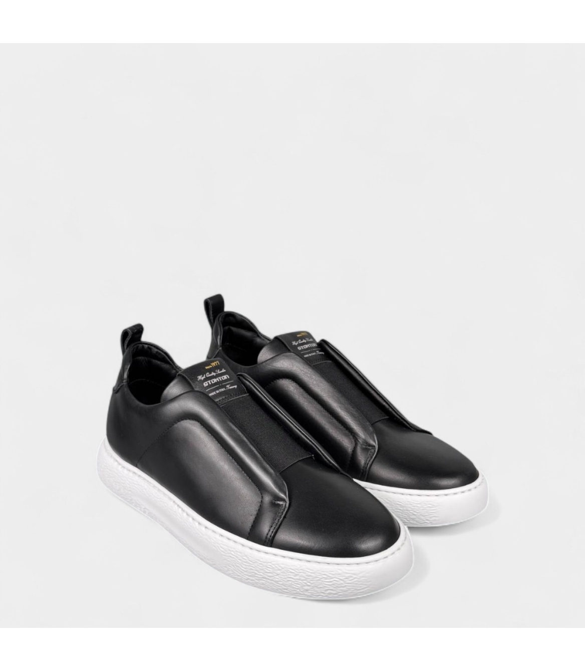 Бічна перспектива кросівок, що демонструє форму гелевого наповнювача EVA і вентиляційний отвір.