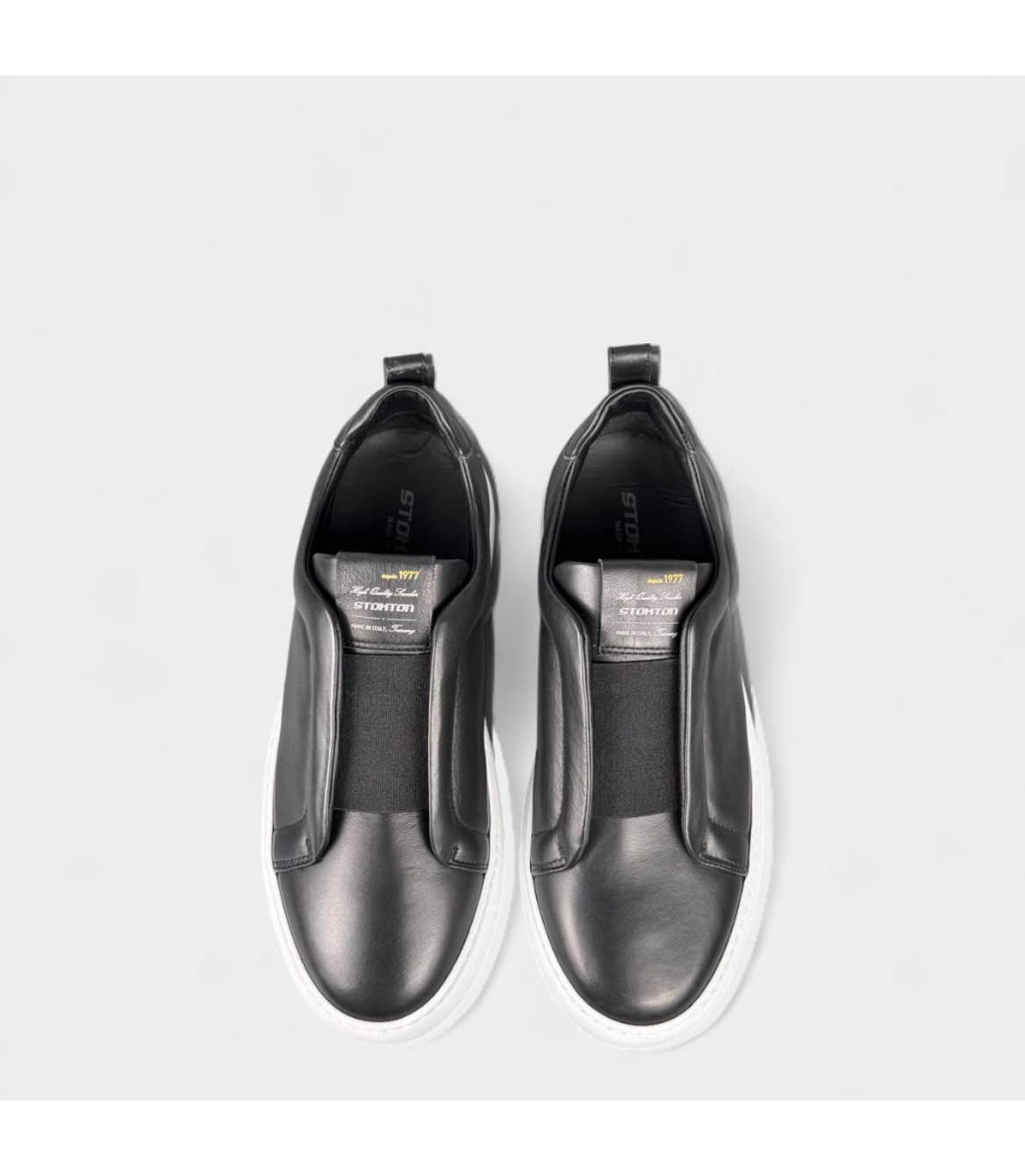 Показана верхня частина кросівок, включно з верхнім шліфуванням і декоративним логотипом.